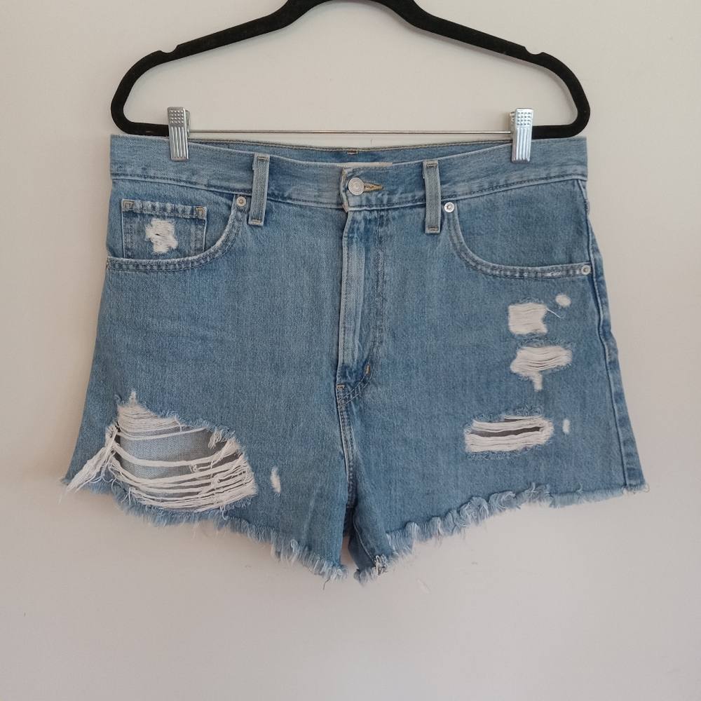LEVIS HIGH WAISTED MOM SHORT WOMENS SIZE 32